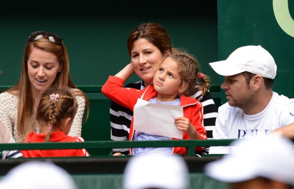 Mirka Federer et ses deux filles, Riva et Myla, lors de la finale de Roger Federer à Halle, le 15 juin 2014