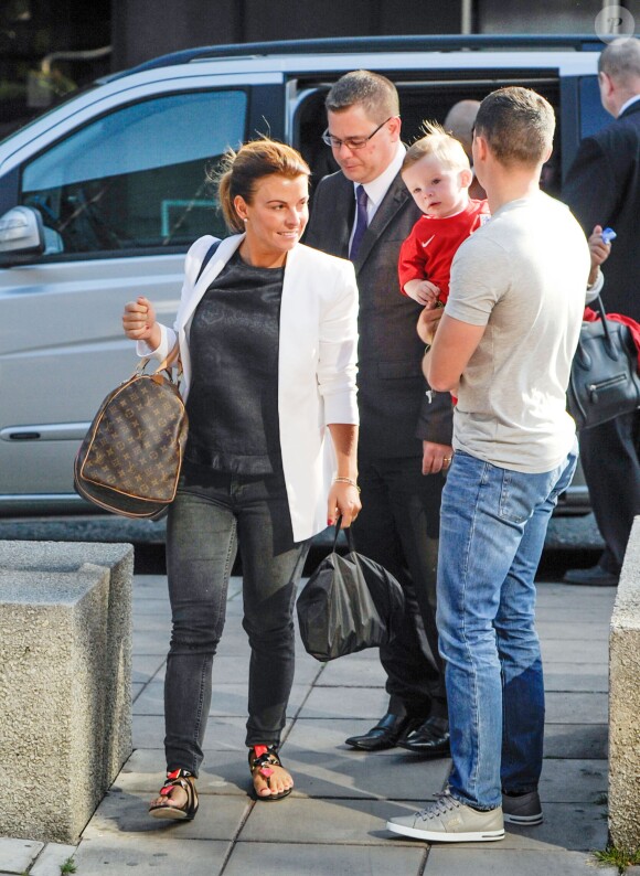 Coleen Rooney a pris l'avion avec ses beaux-parents et ses enfants, Kai et Klay pour rejoindre son homme Wayne Rooney à Rio, depuis Manchester, le 16 juin 2014