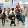 Coleen Rooney en route pour le Brésil avec ses beaux-parents et ses enfants, Kai et Klay, à Manchester, le 16 juin 2014