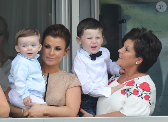 Coleen Rooney, sa mère et ses enfants Klay et Kai au Grand National de Liverpool, le 5 avril 2014