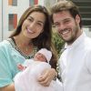Le prince Felix et la princesse Claire de Luxembourg, fous de bonheur, ont quitté avec leur bébé la princesse Amalia la maternité Grande-Duchesse Charlotte à Luxembourg, le 17 juin 2014.