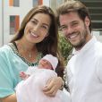  Le prince Felix et la princesse Claire de Luxembourg, fous de bonheur, ont quitté avec leur bébé la princesse Amalia la maternité Grande-Duchesse Charlotte à Luxembourg, le 17 juin 2014. 
