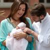 Le prince Felix et la princesse Claire de Luxembourg ont quitté avec leur bébé la princesse Amalia la maternité Grande-Duchesse Charlotte à Luxembourg, le 17 juin 2014.