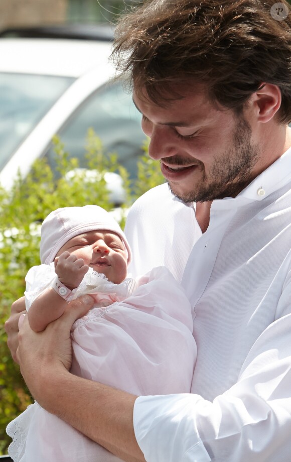 Le prince Felix, papa comblé, et la princesse Claire de Luxembourg ont quitté avec leur bébé la princesse Amalia la maternité Grande-Duchesse Charlotte à Luxembourg, le 17 juin 2014.