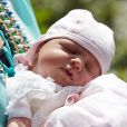  La princesse Amalia, premier rayon de soleil... Le prince Felix et la princesse Claire de Luxembourg ont quitté avec leur bébé la princesse Amalia la maternité Grande-Duchesse Charlotte à Luxembourg, le 17 juin 2014. 