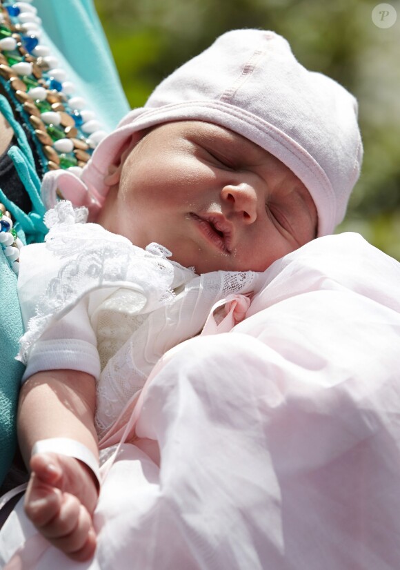 La princesse Amalia, premier rayon de soleil... Le prince Felix et la princesse Claire de Luxembourg ont quitté avec leur bébé la princesse Amalia la maternité Grande-Duchesse Charlotte à Luxembourg, le 17 juin 2014.
