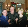  G&eacute;rard Depardieu avec Daniel Pr&eacute;vost et Mich&egrave;le Laroque &agrave; Paris en d&eacute;cembre 1996. 
