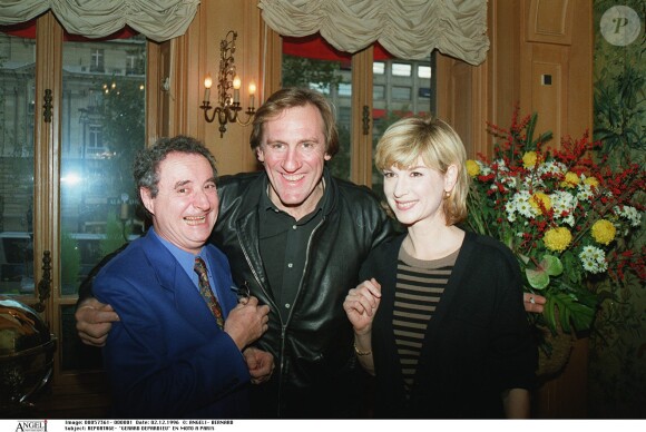 Gérard Depardieu avec Daniel Prévost et Michèle Laroque à Paris en décembre 1996.