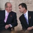 Le roi Juan Carlos et le prince Felipe d'Espagne lors de la cérémonie au cours de laquelle le roi Juan Carlos d'Espagne signe la loi d'abdication dans la salle des colonnes du palais royal à Madrid, le 18 juin 2014.  King Juan Carlos I and Prince Felipe of Borbon during the signing of the abdication law of Spain King Juan Carlos at the Royal Pa18/06/2014 - Madrid