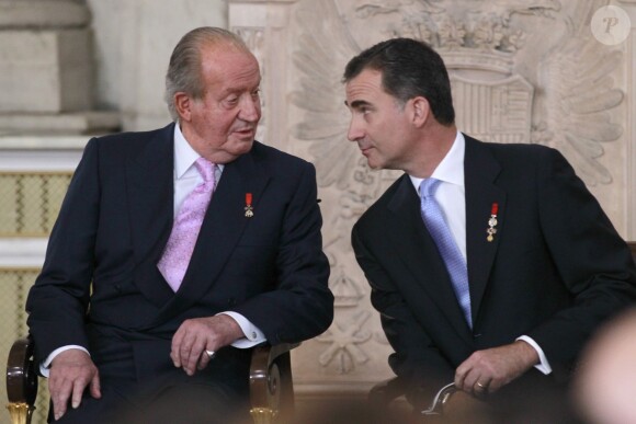 Le roi Juan Carlos et le prince Felipe d'Espagne lors de la cérémonie au cours de laquelle le roi Juan Carlos d'Espagne signe la loi d'abdication dans la salle des colonnes du palais royal à Madrid, le 18 juin 2014.  King Juan Carlos I and Prince Felipe of Borbon during the signing of the abdication law of Spain King Juan Carlos at the Royal Pa18/06/2014 - Madrid