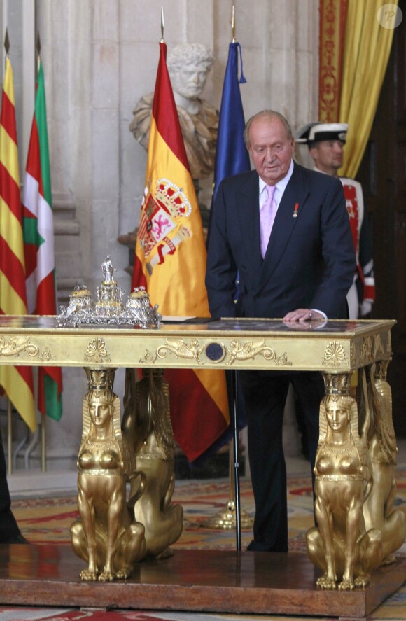 Le roi Juan Carlos d'Espagne lors de la cérémonie au cours de laquelle le roi Juan Carlos d'Espagne signe la loi d'abdication dans la salle des colonnes du palais royal à Madrid, le 18 juin 2014.  Spanish King Juan Carlos I during the signing of the abdication law of Spain King Juan Carlos at the Royal Palace of Madrid on Wednesday 18th June 201418/06/2014 - Madrid