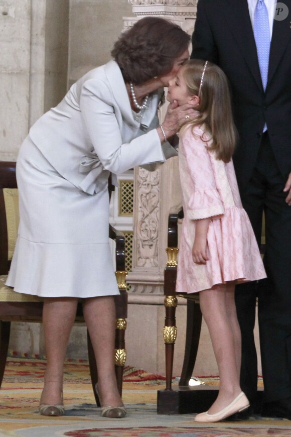 La reine Sofia d'Espagne et l'infante Sofia lors de la cérémonie au cours de laquelle le roi Juan Carlos d'Espagne signe la loi d'abdication dans la salle des colonnes du palais royal à Madrid, le 18 juin 2014.  Spanish Queen Sofia of Greece with Princess Sofia of Borbon Ortiz during the signing of the abdication law of Spain King Juan Carlos at the Royal Palace of Madrid on Wednesday 18th June 2014adrid on W18/06/2014 - Madrid