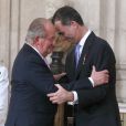 Le roi Juan Carlos et le prince Felipe d'Espagne lors de la cérémonie au cours de laquelle le roi Juan Carlos d'Espagne signe la loi d'abdication dans la salle des colonnes du palais royal à Madrid, le 18 juin 2014.