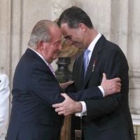 Felipe d'Espagne: Juan Carlos abdique dans l'émotion, Leonor et Sofia attentives