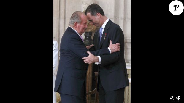 Le roi Juan Carlos et le prince Felipe d&#039;Espagne lors de la cérémonie au cours de laquelle le roi Juan Carlos d&#039;Espagne signe la loi d&#039;abdication dans la salle des colonnes du palais royal à Madrid, le 18 juin 2014.