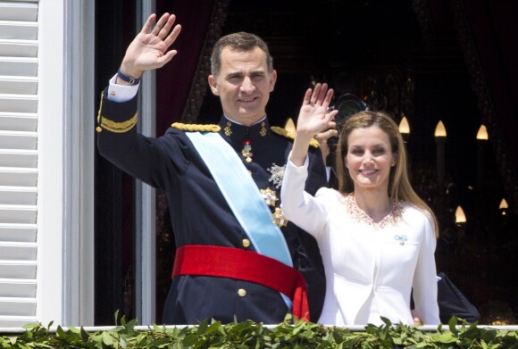 Le roi Felipe VI et la reine Letizia d'Espagne saluent la foule depuis le balcon du Palais Royal à Madrid le 19 juin 2014. 
