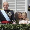 Le roi Juan Carlos et la reine Sofia et la princesse Leonor saluant la foule depuis le balcon du Palais Royal à Madrid le 19 juin 2014. 