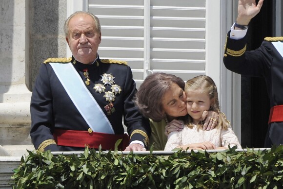Le roi Juan Carlos et la reine Sofia et la princesse Leonor saluant la foule depuis le balcon du Palais Royal à Madrid le 19 juin 2014. 