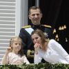 Le roi Felipe VI, Letizia d'Espagne et leurs filles, la princesse Leonor et l'infante Sofia, saluent la foule depuis le balcon du Palais Royal à Madrid le 19 juin 2014. 