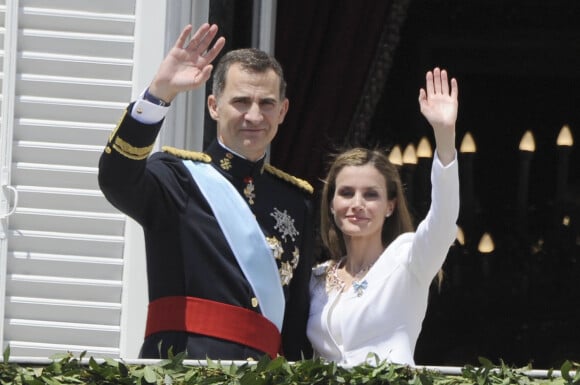 Le roi Felipe VI, la reine Letizia d'Espagne et leurs filles, la princesse Leonor et l'infante Sofia, saluent la foule depuis le balcon du Palais Royal à Madrid le 19 juin 2014. 