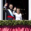 Le roi Felipe VI et la reine Letizia d'Espagne saluent la foule depuis le balcon du palais royal à Madrid le 19 juin 2014