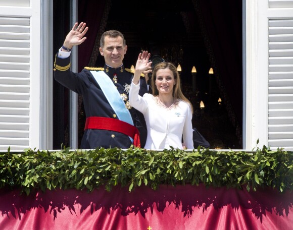 Le roi Felipe VI et la reine Letizia d'Espagne saluent la foule depuis le balcon du palais royal à Madrid le 19 juin 2014