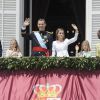Le roi Juan Carlos et la reine Sofia d'Espagne - Le roi Felipe VI, la reine Letizia d'Espagne et leurs filles, la princesse Leonor et l'infante Sofia, saluent la foule depuis le balcon du palais royal à Madrid le 19 juin 2014
