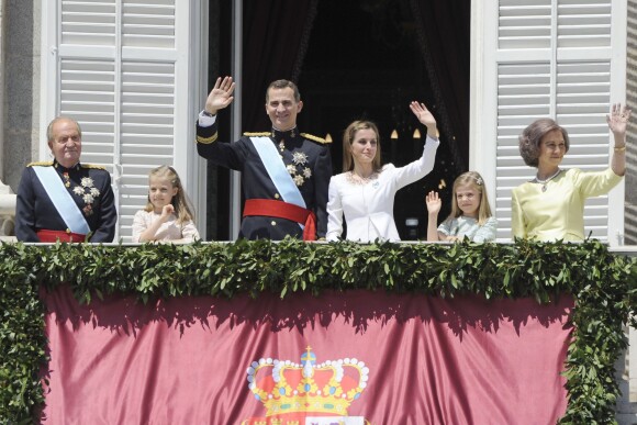 Le roi Juan Carlos et la reine Sofia d'Espagne - Le roi Felipe VI, la reine Letizia d'Espagne et leurs filles, la princesse Leonor et l'infante Sofia, saluent la foule depuis le balcon du palais royal à Madrid le 19 juin 2014