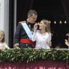 Le roi Felipe VI, la reine Letizia d'Espagne et leurs filles, la princesse Leonor et l'infante Sofia, saluent la foule depuis le balcon du palais royal à Madrid le 19 juin 2014