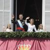 Le roi Felipe VI, la reine Letizia d'Espagne et leurs filles, la princesse Leonor et l'infante Sofia, saluent la foule depuis le balcon du palais royal à Madrid le 19 juin 2014