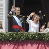 Le roi Felipe VI, la reine Letizia d'Espagne et leurs filles, la princesse Leonor et l'infante Sofia saluant la foule depuis le balcon du Palais Royal à Madrid le 19 juin 2014. 