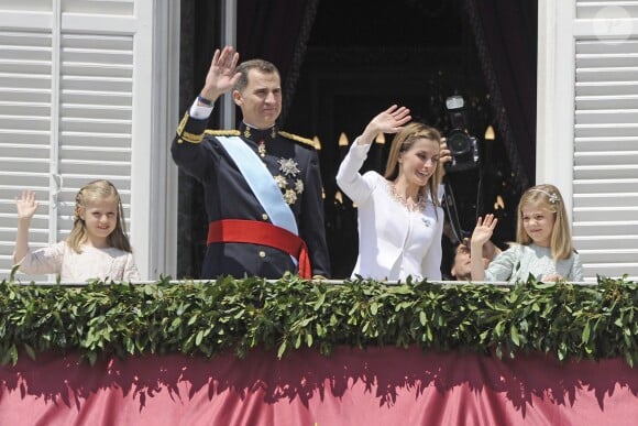Le roi Felipe VI, la reine Letizia d'Espagne et leurs filles, la princesse Leonor et l'infante Sofia saluant la foule depuis le balcon du Palais Royal à Madrid le 19 juin 2014. 