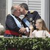 Le roi Juan Carlos, le roi Felipe VI et la princesse Leonor saluant la foule depuis le balcon du Palais Royal à Madrid le 19 juin 2014. 