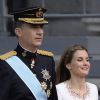 Le roi Felipe VI, la reine Letizia d'Espagne et leurs filles, la princesse Leonor et l'infante Sofia, arrivent au parlement pour la cérémonie d'investiture à Madrid le 19 juin 2014. 
