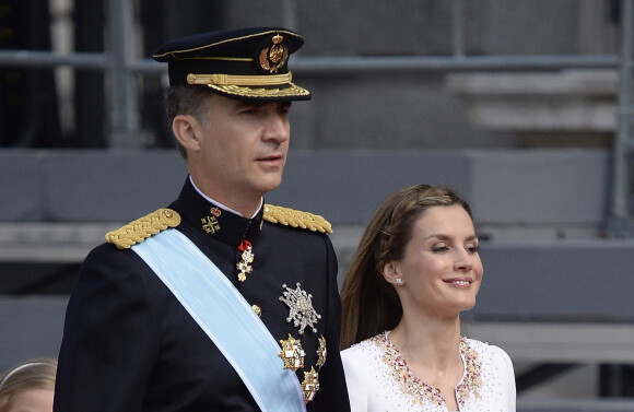 Le roi Felipe VI, la reine Letizia d'Espagne et leurs filles, la princesse Leonor et l'infante Sofia, arrivent au parlement pour la cérémonie d'investiture à Madrid le 19 juin 2014. 