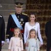 Le roi Felipe VI, la reine Letizia d'Espagne et leurs filles, la princesse Leonor et l'infante Sofia, arrivent au parlement pour la cérémonie d'investiture à Madrid le 19 juin 2014