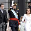 Le roi Felipe VI, la reine Letizia d'Espagne et leurs filles, la princesse Leonor et l'infante Sofia, arrivent au parlement pour la cérémonie d'investiture à Madrid le 19 juin 2014