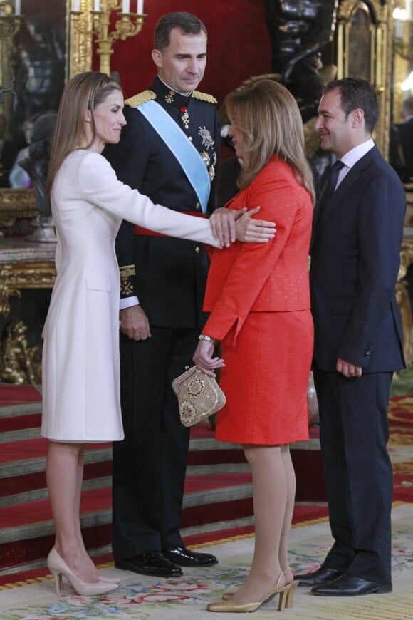 La reine Letizia et le roi Felipe VI d'Espagne et Susana Diaz lors de la réception au palais royal à Madrid, le 19 juin 2014.