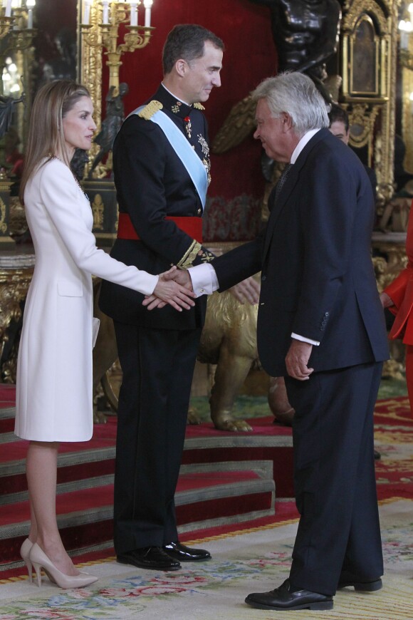La reine Letizia et le roi Felipe VI d'Espagne et Felipe Gonzalez lors de la réception au palais royal à Madrid, le 19 juin 2014.