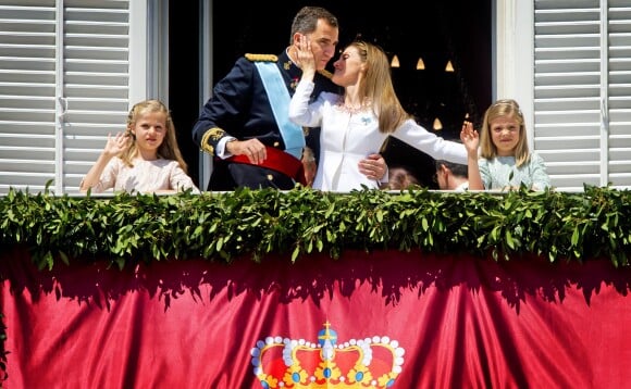 Le roi Felipe VI, la reine Letizia et leurs filles, la princesse Leonor et l'infante Sofia, saluent la foule depuis le balcon du Palais Royal à Madrid le 19 juin 2014.