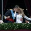 Felipe VI, au balcon du Palais Royal après sa proclamation en tant que nouveau roi d'Espagne, embrasse la reine Letizia à Madrid le 19 juin 2014.
