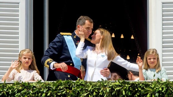 Felipe VI roi d'Espagne : Un tendre baiser pour l'Histoire avec sa belle Letizia