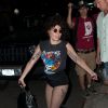 Lady Gaga montre son nouveau tatouage, un trombone sur le bras droit, à la sortie du salon de tatouage à New York. Le 18 juin 2014.