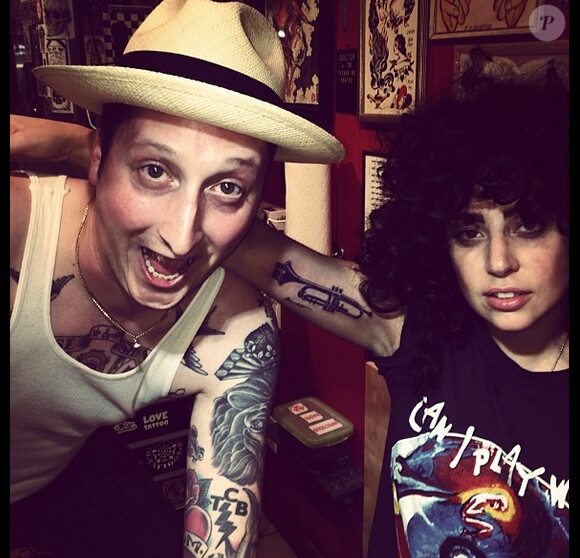 Lady Gaga s'est fait tatouer un trombone sur le bras droit, le 19 juin 2014.