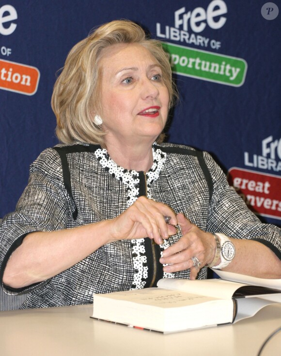 Hillary Clinton dédicace son livre "Hard Choices" à Philadelphie, le 13 juin 2014.