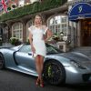 Maria Sharapova devant l'hôtel Goring où l'attend sa Porsche 918 Spyder hybride avant d'aller à la soirée WTA le 19 juin 2014