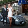 Maria Sharapova et son chauffeur d'un soir Mark Webber, ex-pilote de F1 devant l'hôtel Goring où l'attend sa Porsche 918 Spyder hybride avant d'aller à la soirée WTA le 19 juin 2014