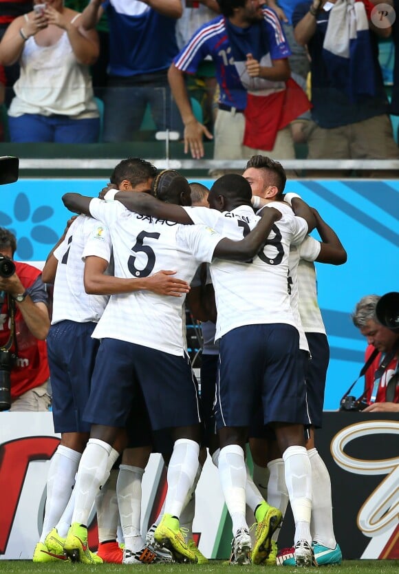 Mamadou Sakho, Moussa Sissoko et leurs camarades s'encouragent lors du match Suisse-France, au stade Fonte Nova à Salvador de Bahia au Brésil, le 20 juin 2014, pendant la coupe du monde de la FIFA 2014.