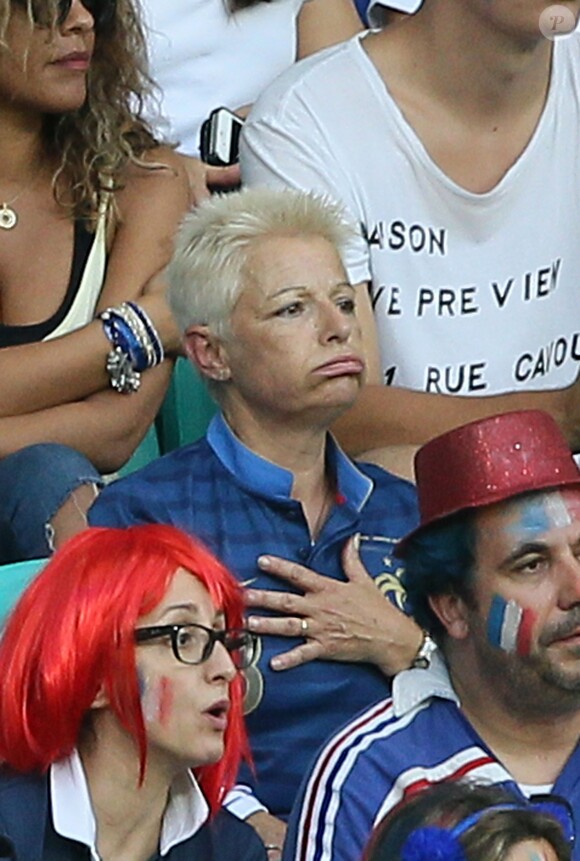 La mère de Matthieu Valbuena, lors du match Suisse-France, au stade Fonte Nova à Salvador de Bahia au Brésil, le 20 juin 2014, pendant la coupe du monde de la FIFA 2014.