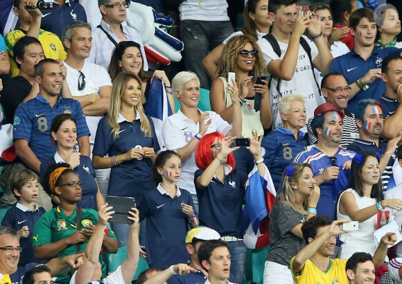 Le père, la mère, la compagne et la soeur de Mathieu Valbuena dans les tribunes lors du match Suisse-France, au stade Fonte Nova à Salvador de Bahia au Brésil, le 20 juin 2014, pendant la coupe du monde de la FIFA 2014.